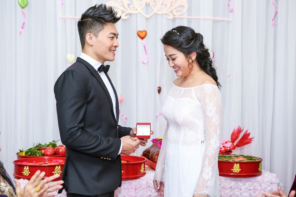Chú rể Quốc Cơ trao nhẫn đính hôn cho vợ