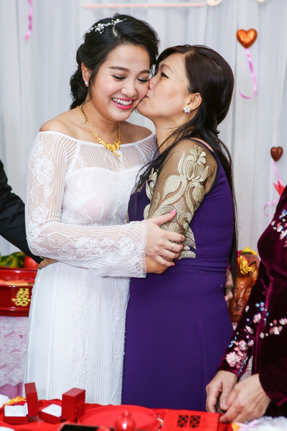 Bà còn dành cho con dâu một nụ hôn rất tình cảm