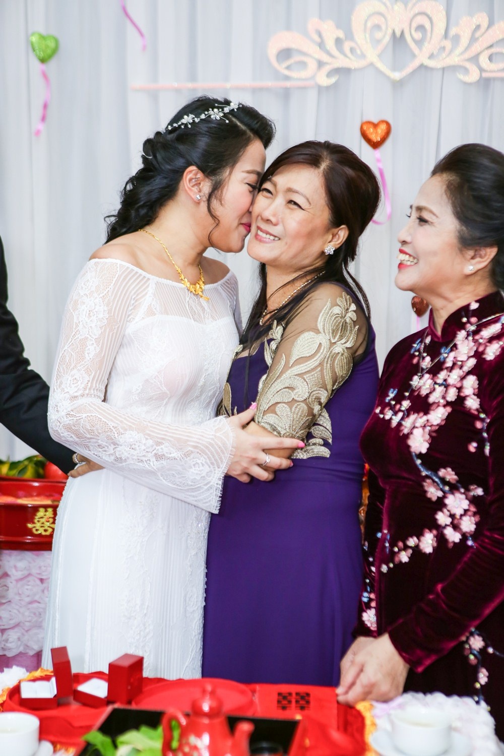 Ngược lại, MC Hồng Phượng cũng dành cho mẹ một nụ hôn đầy ấm áp