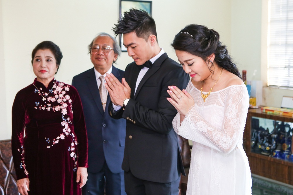 Cả hai thực hiện nghi thức lạy bàn thờ tổ tiên