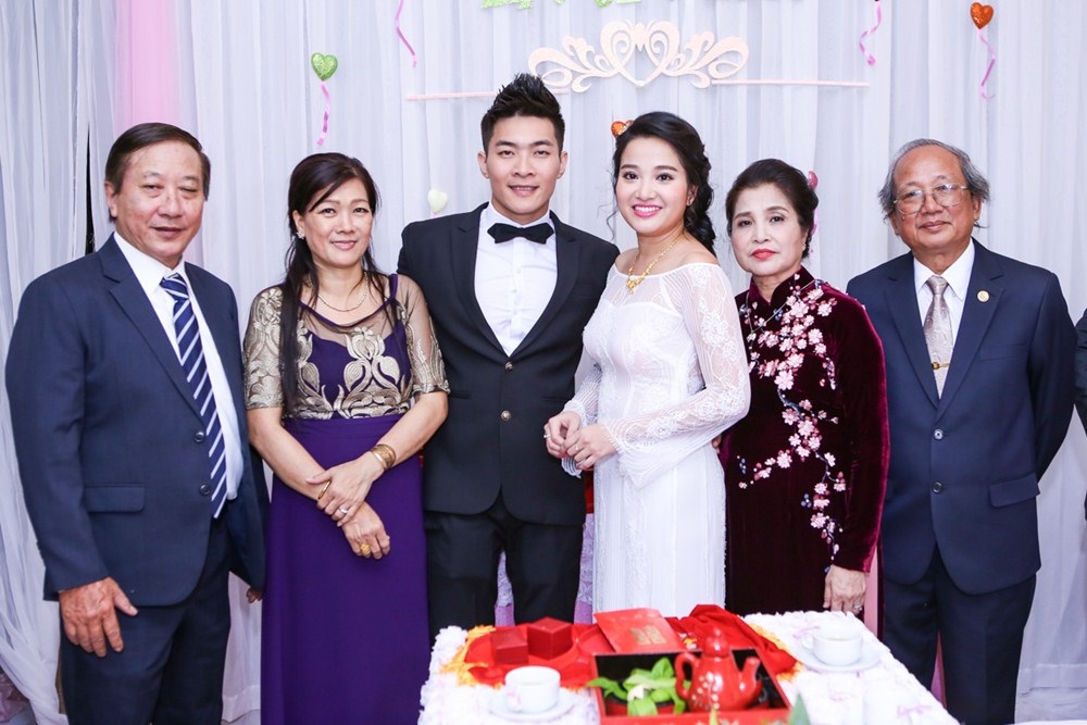 Cô dâu, chú rể và ba mẹ của hai bên