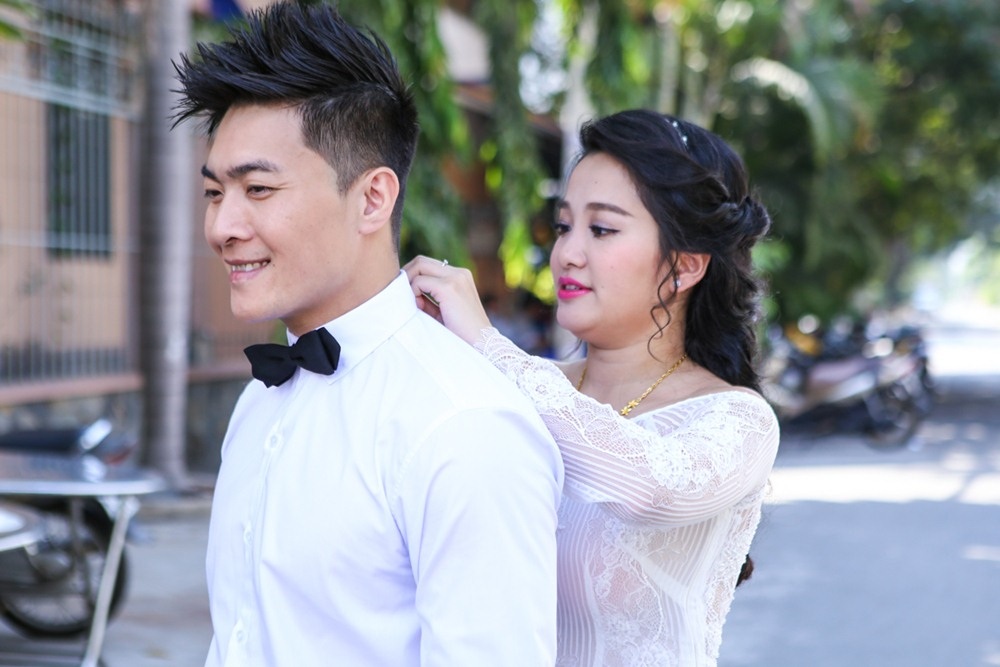 
Cô dâu còn chăm sóc cho chủ rể sau khi đã hoàn thành xong nghi thức đính hôn chính thức cùng gia đình hai bên
