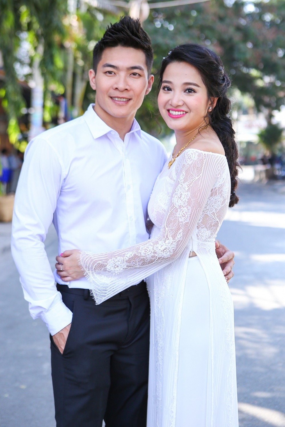 
Hồng Phượng được nhiều khán giả biết đến từ sau khi đoạt giải Én Vàng 2006 do đài truyền hình TPHCM tổ chức. Ngay sau khi đoạt giải, cô dẫn nhiều chương trình lớn nhỏ tại TPHCM. Cô từng có thời gian sang Nhật Bản du học để bổ sung kiến thức. Sau khi kết thúc khóa học, Hồng Phượng tiếp tục về đài truyền hình thành phố làm việc.
