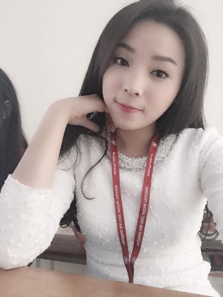Cận cảnh mặt "mộc" xinh đẹp của 5 hoa hậu Việt - 20 Tuy không có nét đẹp sắc xảo như những người đẹp khác nhưng Kỳ Duyên vẫn sở hữu một làn da khá trắng trẻo, mịn màng và rất ưa nhìn. Nhan sắc của cô cũng không quá khác lạ khi không trang điểm.