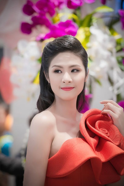 Cận cảnh mặt "mộc" xinh đẹp của 5 hoa hậu Việt - 13 Hoa hậu Ngọc Hân rất xinh tươi và rạng rỡ, làn da trắng trẻo, mịn màng của hoa hậu rất quyến rũ người đối diện.