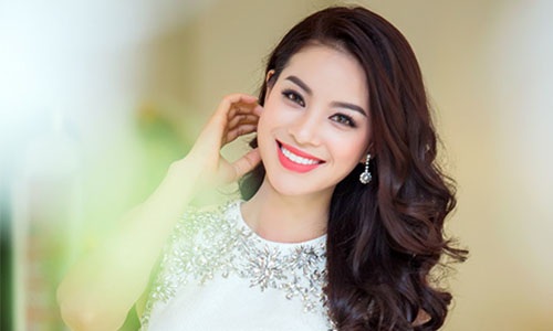 Cận cảnh mặt "mộc" xinh đẹp của 5 hoa hậu Việt - 5 Khi trang điểm, Phạm Hương cũng chọn phong cách tự nhiên nhưng vẫn toát lên thần thái tươi tắn của một hoa hậu với nét đẹp hiện đại.