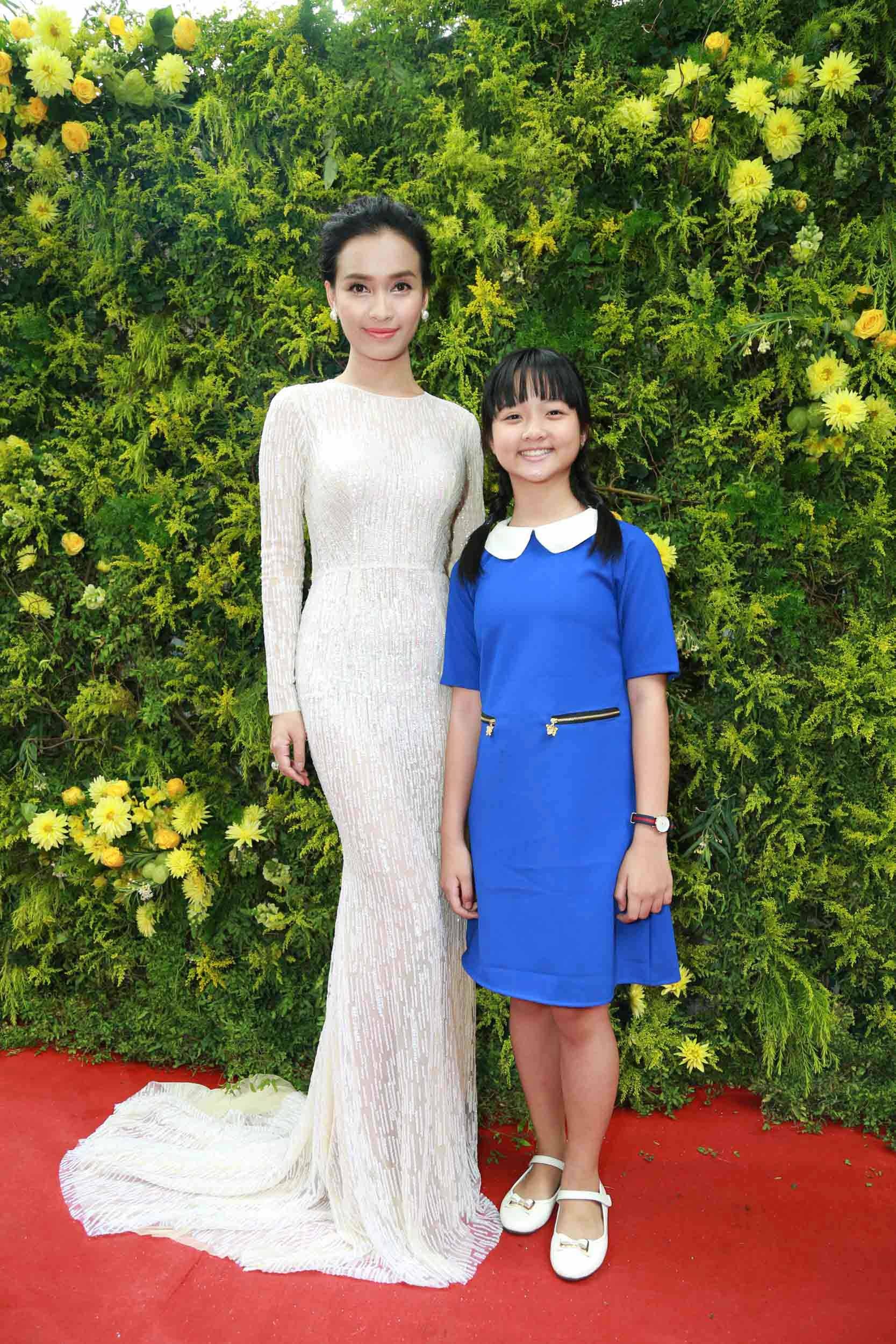 Ái Phương diện trang sức hơn 1 tỷ ra mắt MV mới - 14 Diễn viên nhí Thanh Mỹ, thủ vai chính trong phim Tôi thấy hoa vàng trên cỏ xanh cũng bất ngờ có mặt chúc mừng nữ diễn viên. Ái Phương và diễn viên nhí cũng từng thực hiện chung nhiều sản phẩm quảng cáo cho các nhãn hàng nên cũng khá thân thiết.