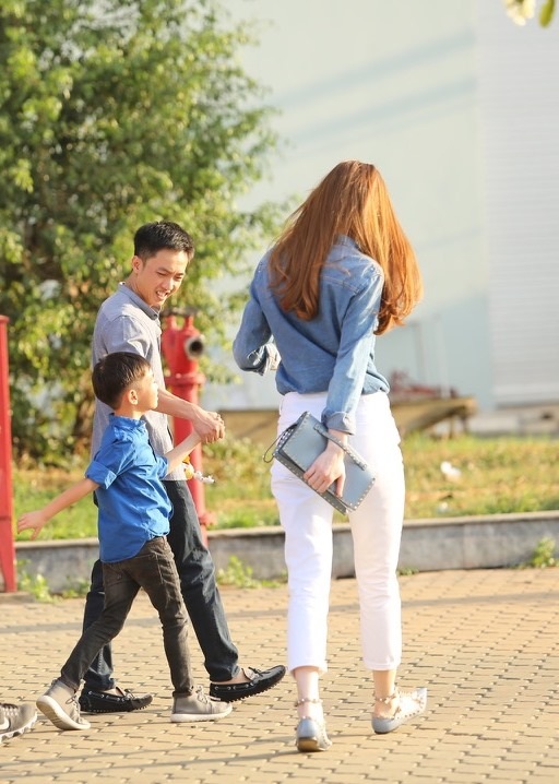 Subeo tự tin sải bước cùng bố mẹ