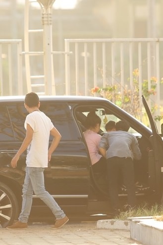 Subeo ngồi băng ghế trước cùng người giúp việc