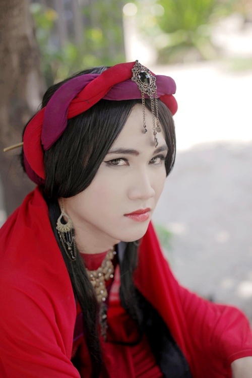 Điểm danh những "cây hài" mới của showbiz Việt - 6 Huỳnh Lập xinh đẹp khi giả gái