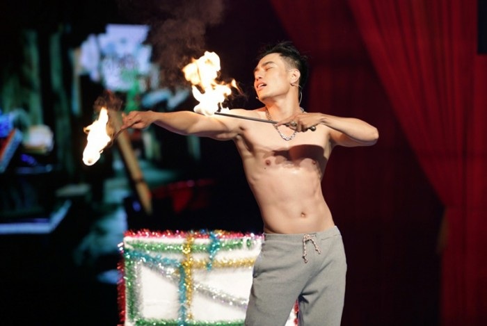 Điểm danh những "cây hài" mới của showbiz Việt - 8 Bảo Lâm biểu diễn múa lửa trong tiểu phẩm của mình