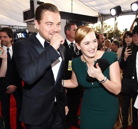 Dù đã trải qua ba lần đò nhưng trong chuyện tình cảm, Kate Winslet quả thực vẫn may mắn hơn người bạn thân Leonardo. Có trong tay danh sách người tình ấn tượng nhưng đến giờ nam tài tử điển trai vẫn còn “phòng không”. Gisele Bundchen và Bar Refaeli là hai tình cũ sâu đậm của Leo nhưng các chân dài này đều đã lên xe hoa và sống hạnh phúc bên người mới.