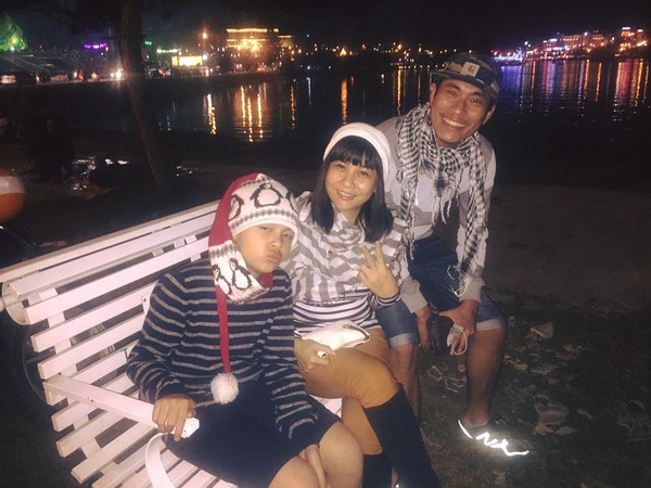 Những mối tình “chị em” của showbiz Việt - 2
Trên trang cá nhân, Cát Phượng thường xuyên khoe ảnh của cô và con trai chụp cùng Kiều Minh Tuấn khá thân thiết.