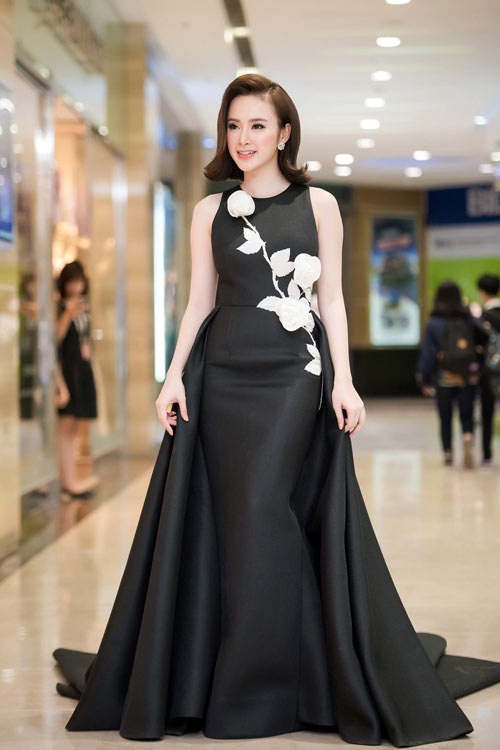 Top 10 sao Việt mặc đẹp tuần qua - 4 Angela Phương Trinh diện đầm đen yêu kiều xuất hiện lộng lẫy tại buổi ra mắt phim Taxi em tên gì tại Hà Nội. Chiếc váy tạo điểm nhấn với họa tiết hoa 3D màu trắng tinh tế và nổi bật.