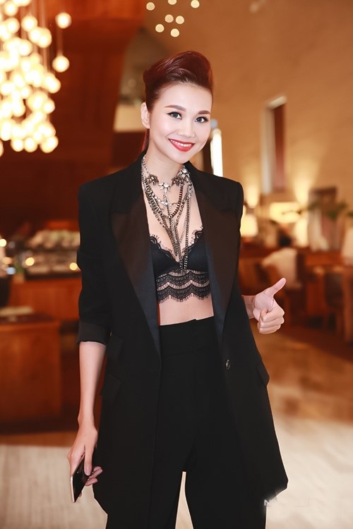 Top 10 sao Việt mặc đẹp tuần qua - 3 Siêu mẫu Thanh Hằng gợi cảm với áo bra-top hiện đại, sang trọng trong bộ suits tông đen. Phụ kiện kim loại rất cầu kỳ làm điểm nhấn phá cách.