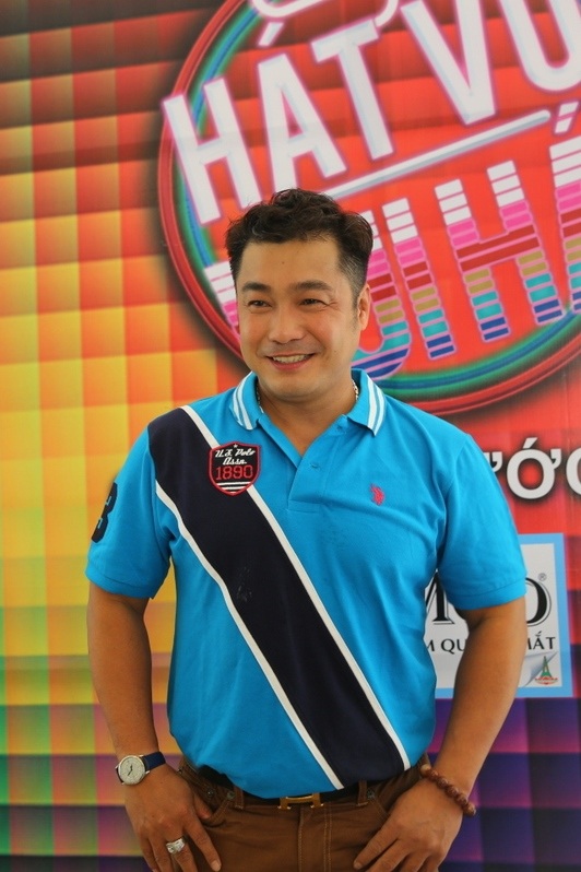 Diễn viên Lý Hùng đảm nhận vai trò MC chính của chương trình cùng với Việt Trinh, tuy nhiên do bận công việc nên cô không thể có mặt. Riêng Lý Hùng thì anh chạy hơn 700 km từ Cà Mau về TPHCM trong ngày chỉ để tham gia 30 phút họp báo sau đó anh trở ngược về Cà Mau tiếp tục quay phim. Tuy rất mệt nhưng Lý Hùng rất hào hứng.