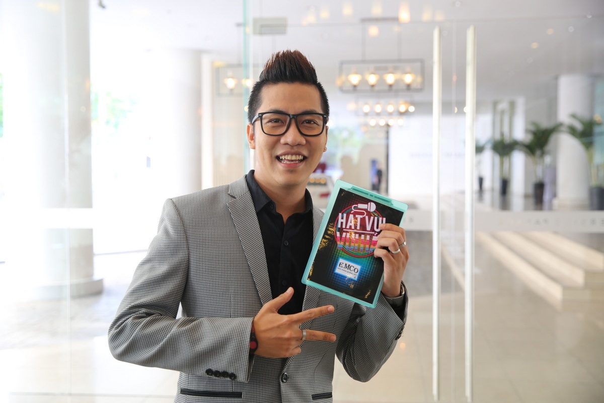 Hoàng rapper làm MC trong buổi gặp gỡ lần này