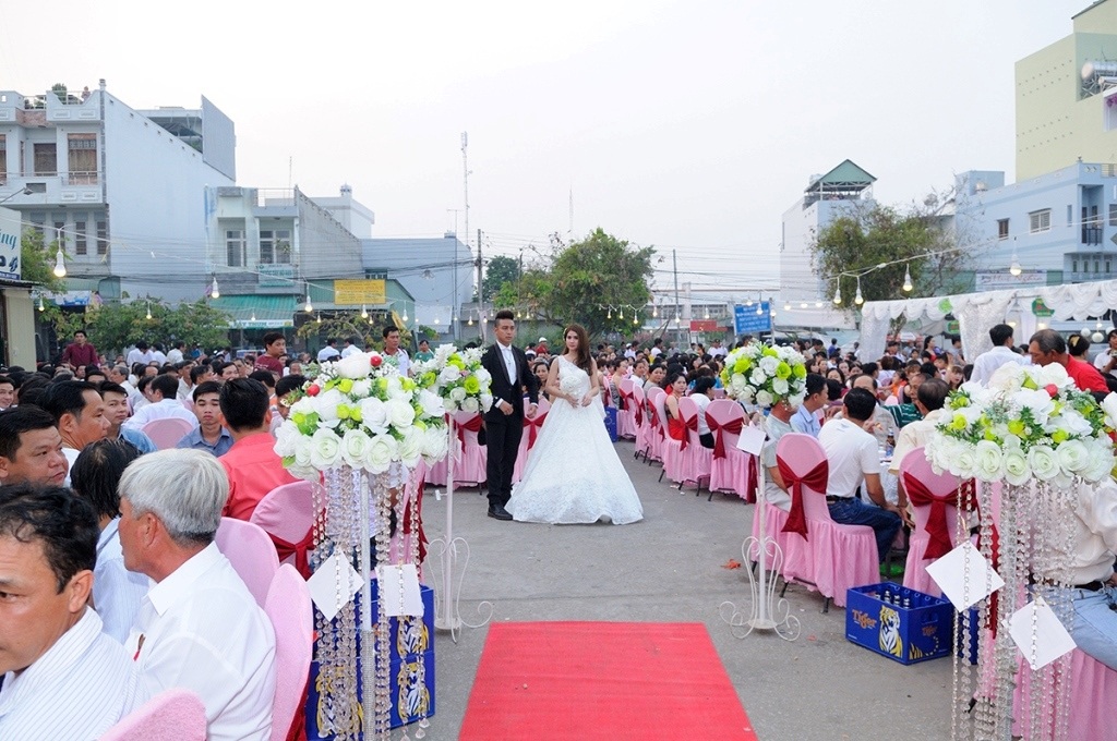 Kha Ly - Thanh Duy đãi tiệc cưới giản dị tại quê nhà - 16 Tiệc cưới được tổ chức trong một khoảng không gian khá rộng rãi, mát mẻ gần nhà Kha Ly