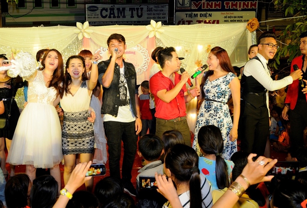 Kha Ly - Thanh Duy đãi tiệc cưới giản dị tại quê nhà - 18
Đặc biệt, ngày vui của đôi vợ chồng trẻ còn có sự góp mặt của rất nhiều nghệ sĩ thành phố đến dự.