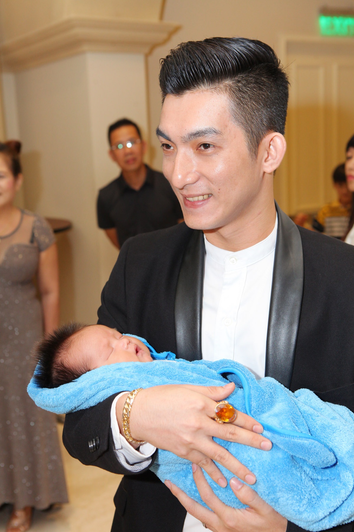 Con trai Phi Thanh Vân lộ diện trong tiệc đầy tháng - 3