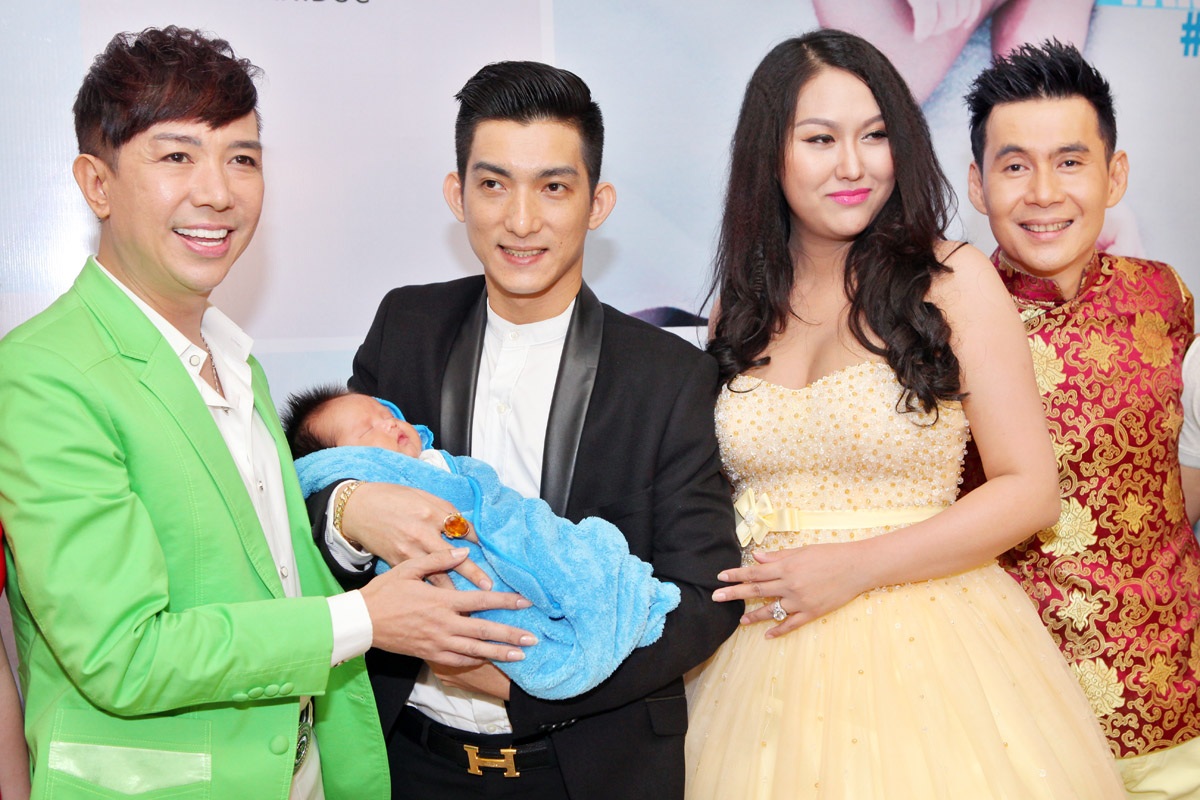 Con trai Phi Thanh Vân lộ diện trong tiệc đầy tháng - 13
