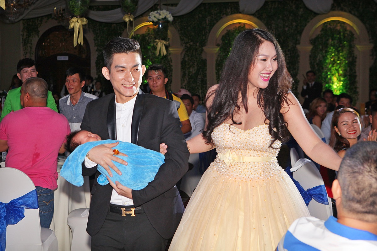 Con trai Phi Thanh Vân lộ diện trong tiệc đầy tháng - 7