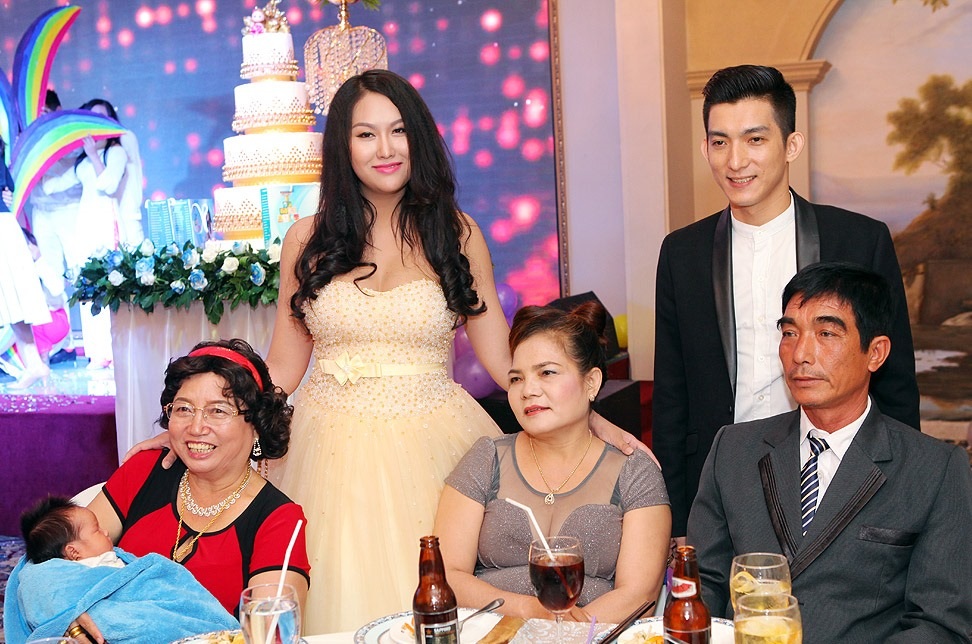 Trong tiệc đầy tháng của con trai Phi Thanh Vân còn có mặt ba mẹ của cả hai vợ chồng. Chị xúc động chia sẻ, xưa nay chị vẫn yêu thương kính trọng mẹ của mình nhưng từ khi sinh con và nuôi con, Phi Thanh Vân mới cảm nhận cần phải thương yêu mẹ gấp trăm ngàn lần hơn nữa.
