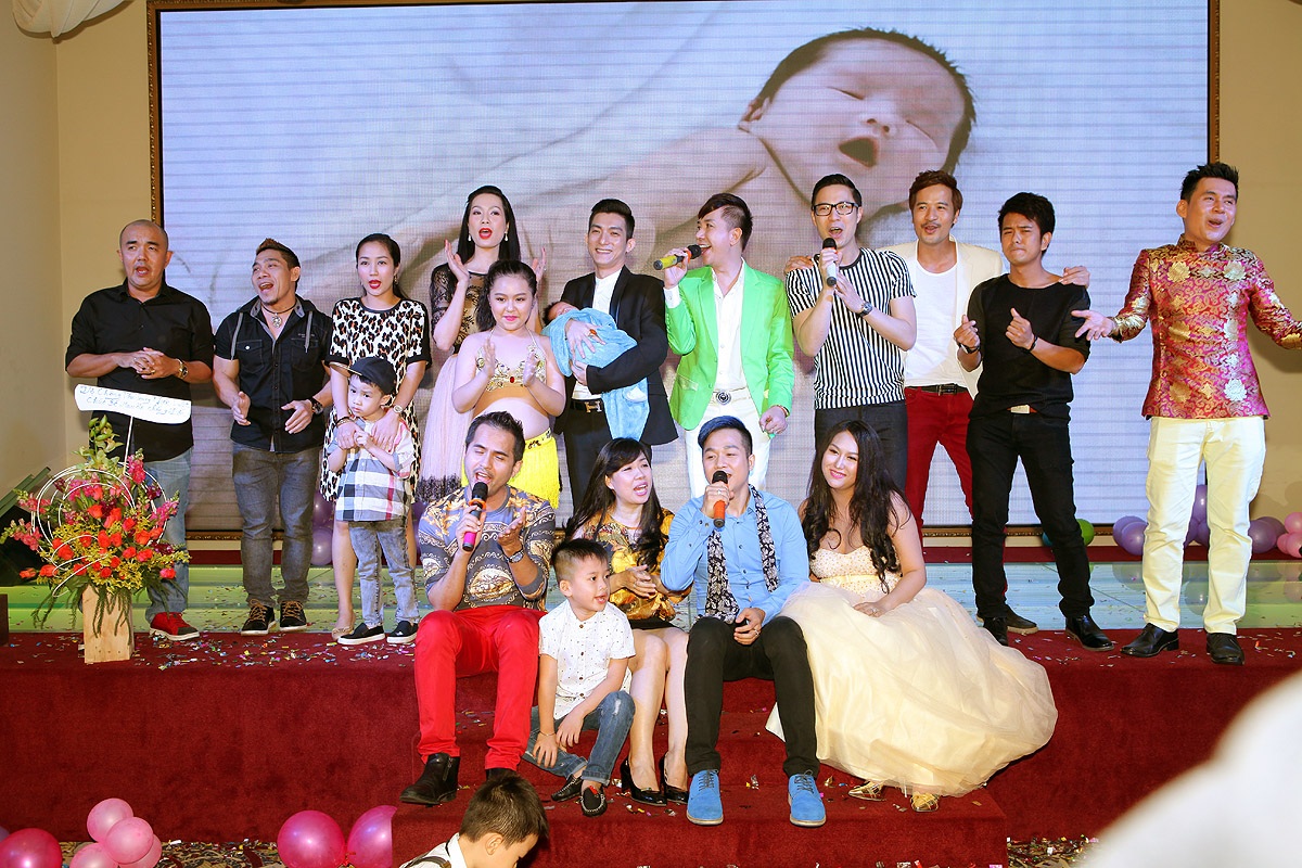 Buổi tiệc diễn ra trong không khí khá ấm cúng với rất nhiều bạn bè trong giới đến chúc mừng con trai Phi Thanh Vân.