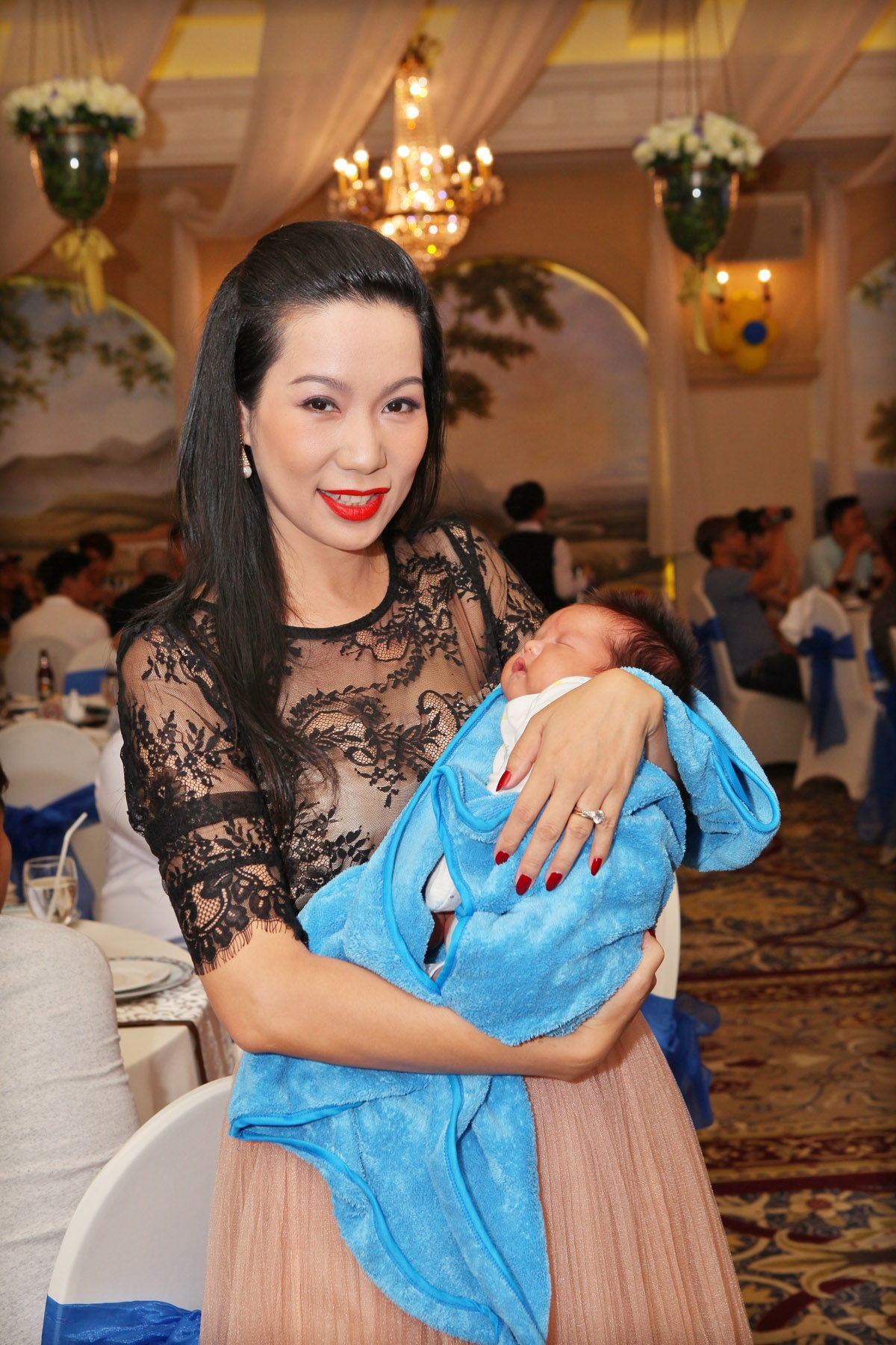 Diễn viên Trịnh Kim Chi cũng vừa sinh con cách đây không lâu, chị đến chúc mừng con trai của vợ chồng Phi Thanh Vân.