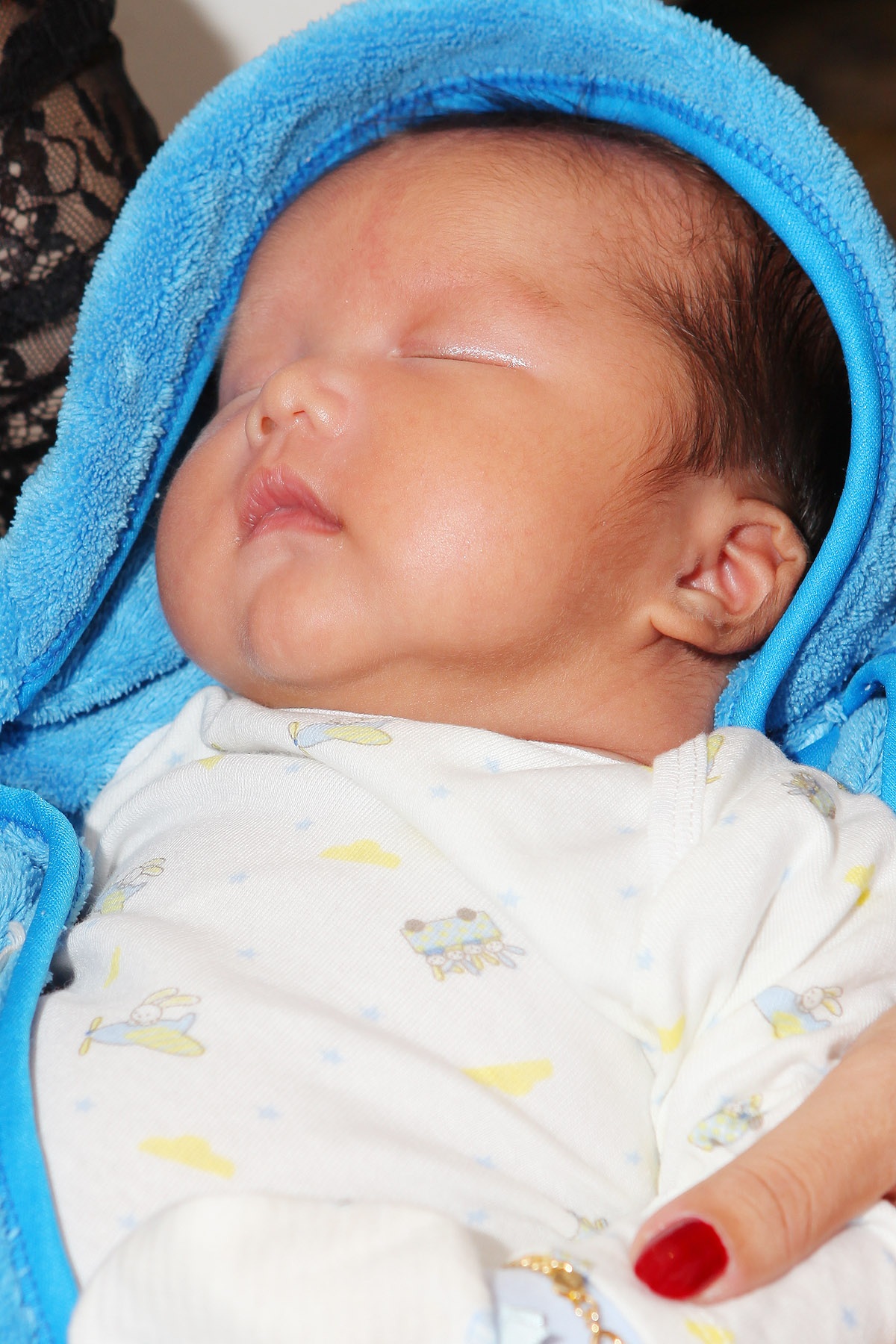 Hoàng tử nhí của Phi Thanh Vân tên đầy đủ là Nguyễn Tấn Đức. Cậu bé chào đời vào chiều ngày 6/2 (28 Tết), nặng 3,2kg.