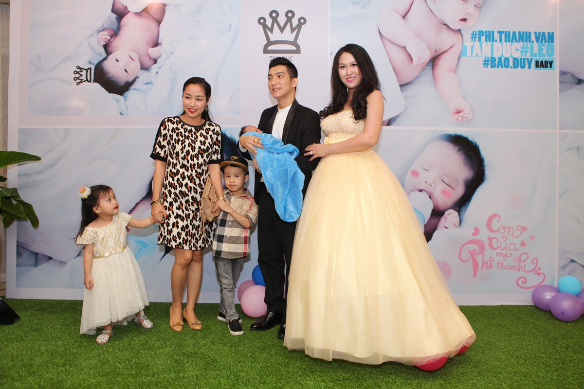 Ốc Thanh Vân tay xách nách mang khá bận rộn với 2 người con cũng dành thời gian đến chia vui cùng vợ chồng Phi Thanh Vân. Hiện nay nàng Ốc đã có đến 3 nhóc tì, một trong những sao Việt sinh nhiều con nhất.