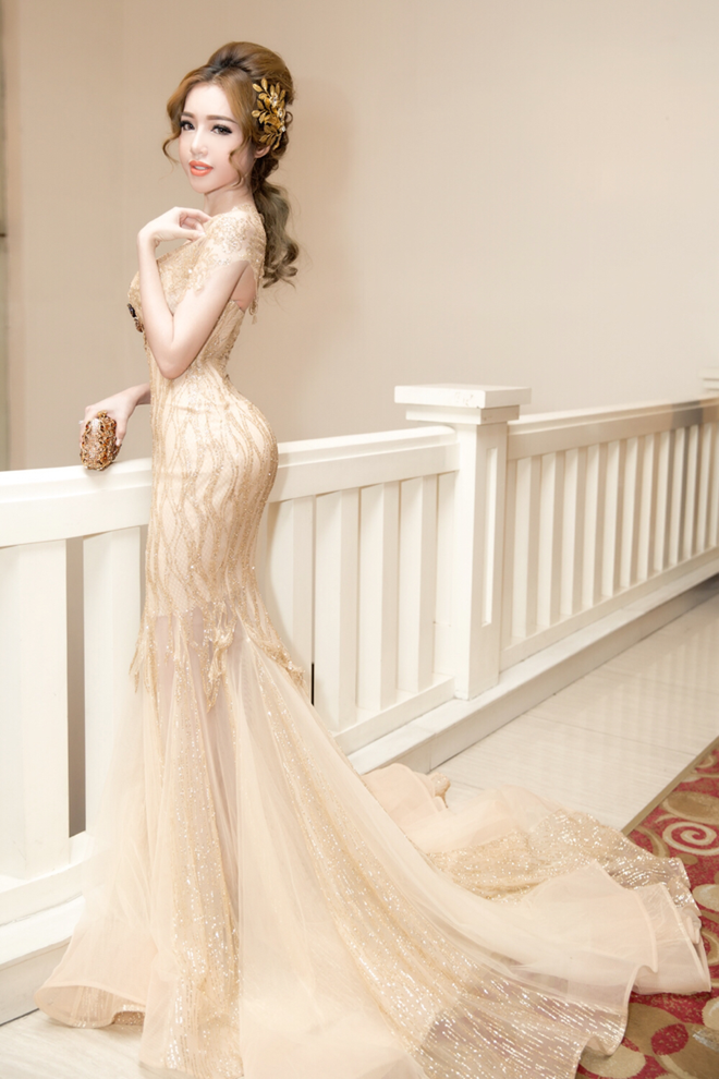 Hồ Ngọc Hà, Phạm Hương nổi bật trong dàn sao Việt mặc đẹp nhất tuần - 6 Elly Trần trông như công chúa trong bộ váy dạ hội voan mỏng được kết sequin ánh kim sang trọng. Bộ cánh này giúp Elly Trần trở thành tâm điểm chú ý khi xuất hiện trong sự kiện quy tụ nhiều người đẹp.