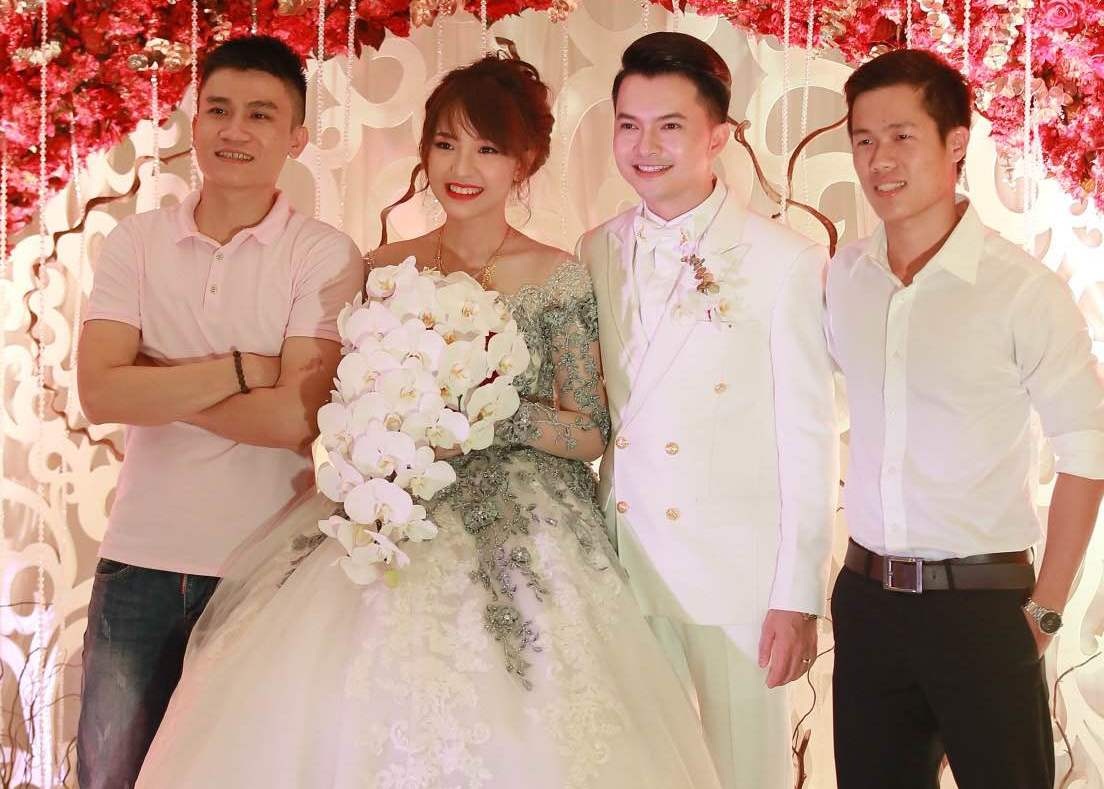 Tiệc cưới của nam ca sĩ chủ yếu là bạn bè thân thiết và gia đình, rất ít các khách mời là những đồng nghiệp trong làng giải trí được mời.