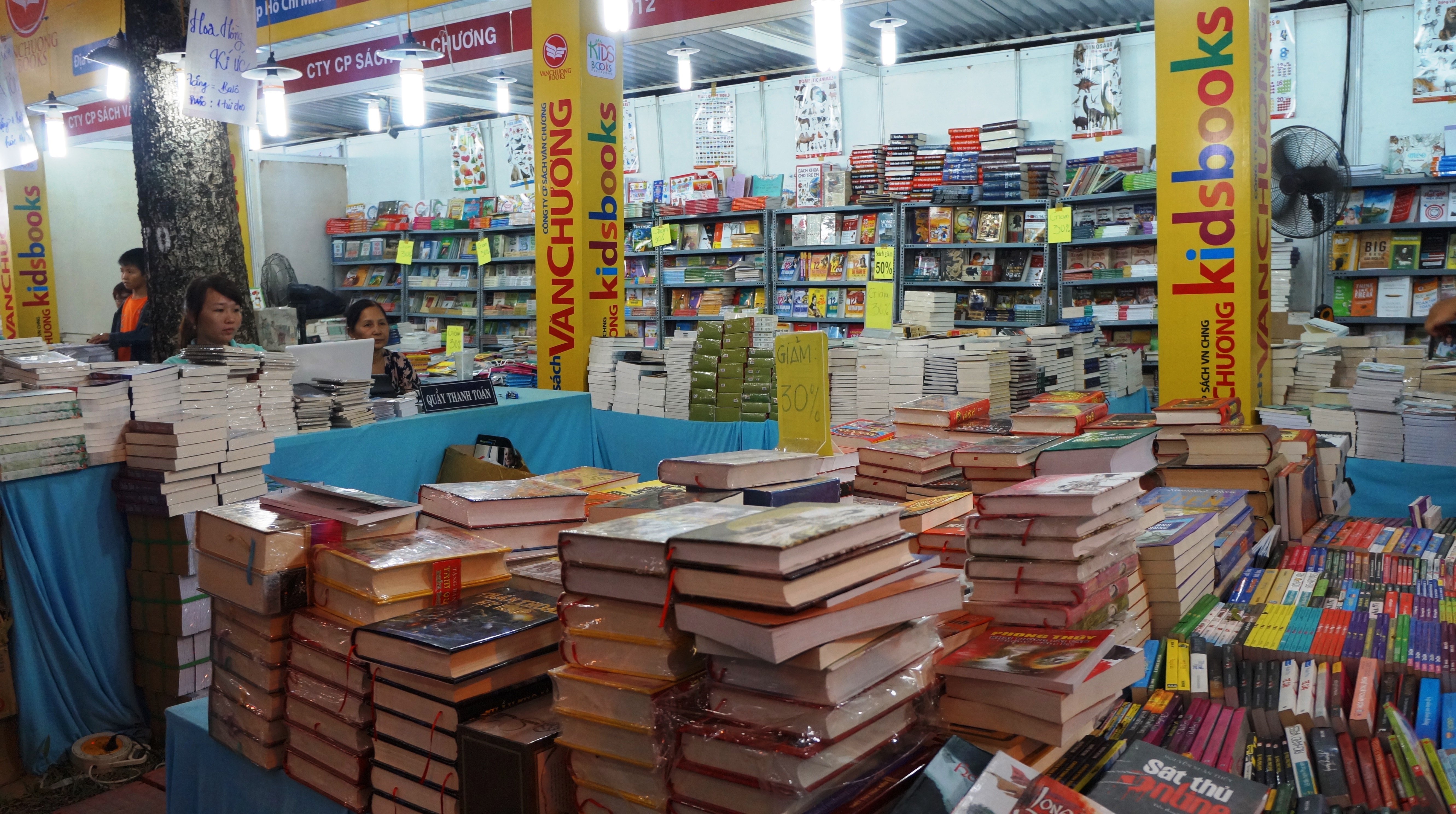 Tuy cũng có những gian hàng sách không thu hút độc giả.