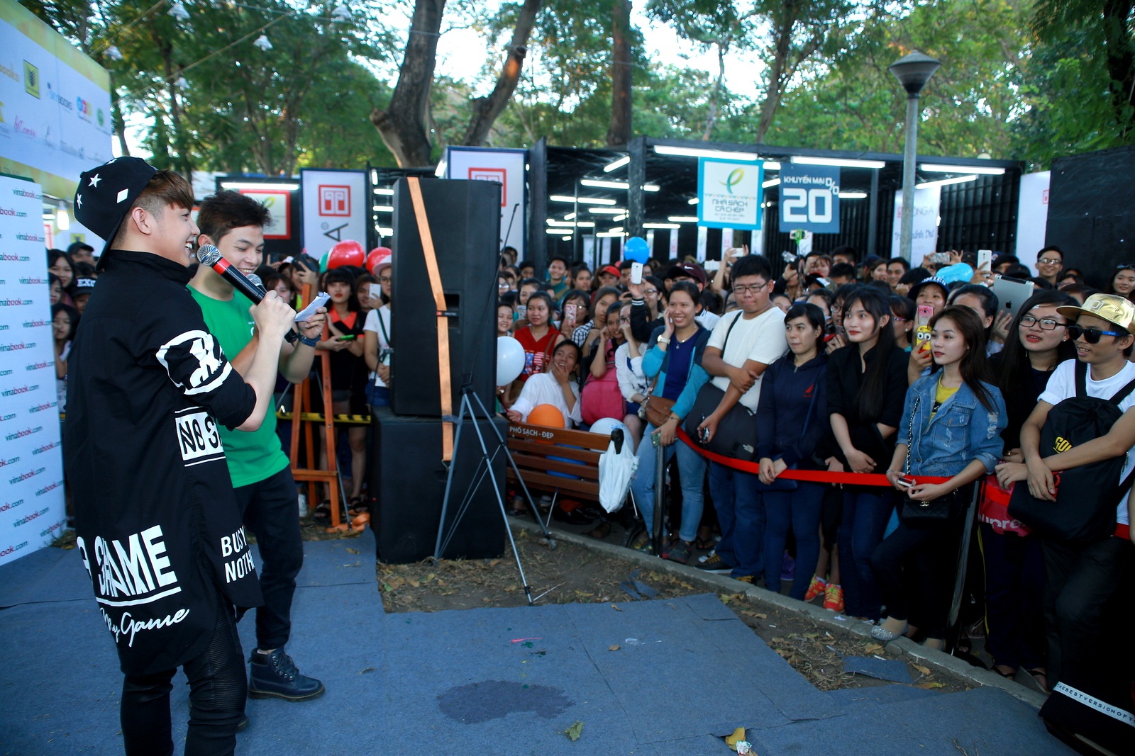 Ca sĩ Noo Phước Thịnh cũng giao lưu tại hội sách