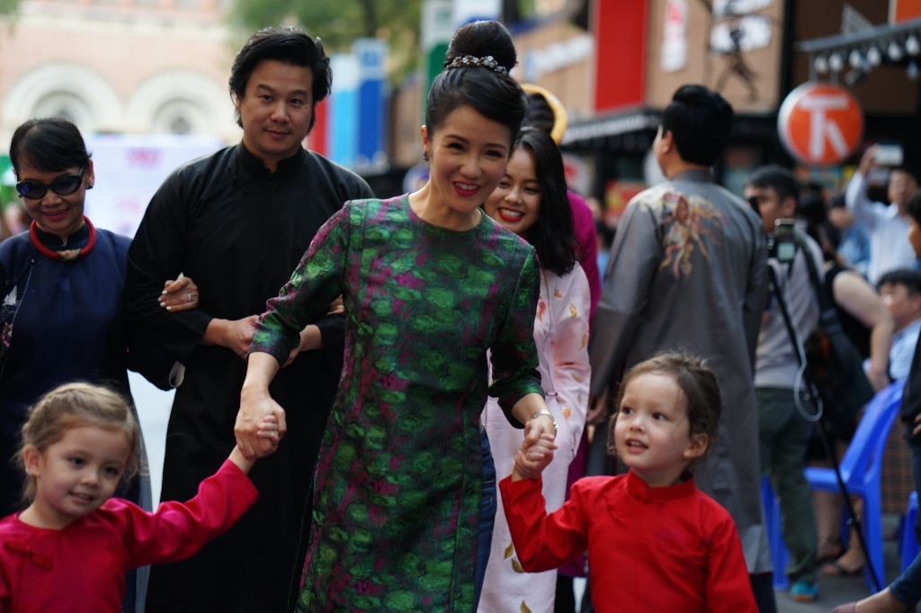 Ca sĩ Hồng Nhung cũng tham gia biểu diễn thời trang áo dài cùng bé Tôm và Tép