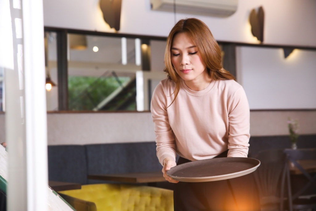 
Cô vào vai nữ nhân viên xinh đẹp
