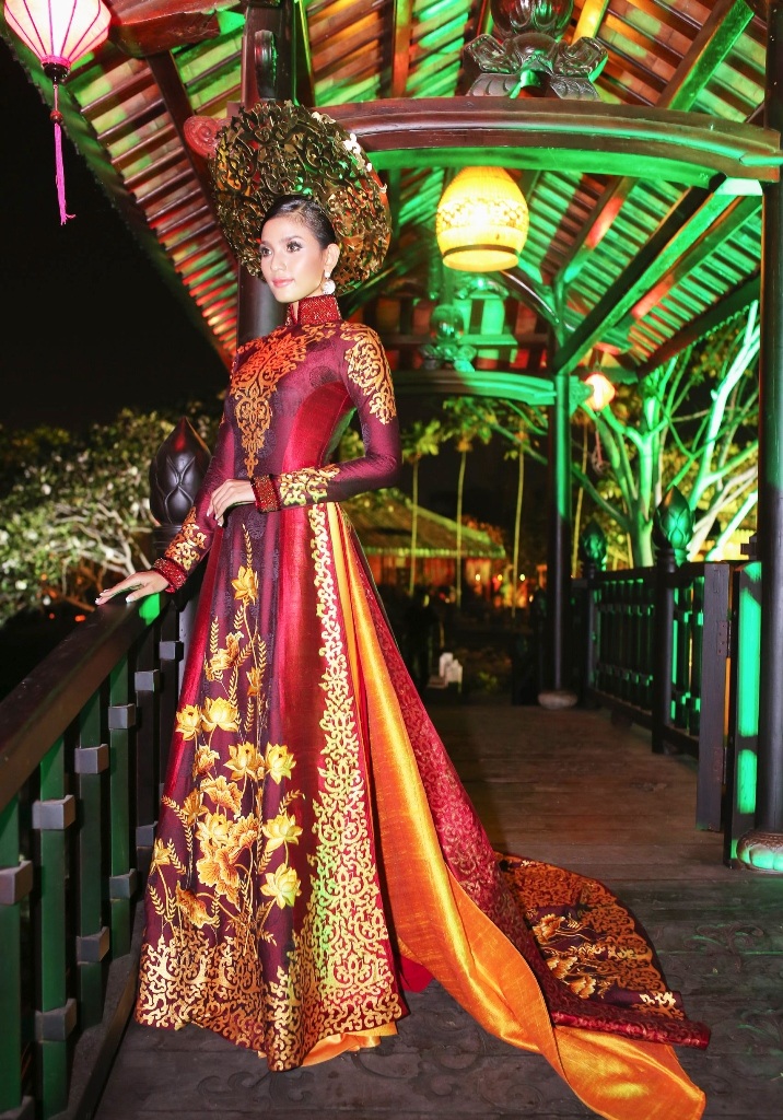 Theo nhà thiết kế Thuận Việt, việc lấy hoa sen làm ý tưởng mang ý nghĩa sâu sắc. Đây là Quốc hoa, thể hiện sự tinh khiết và nét đẹp dịu dàng.