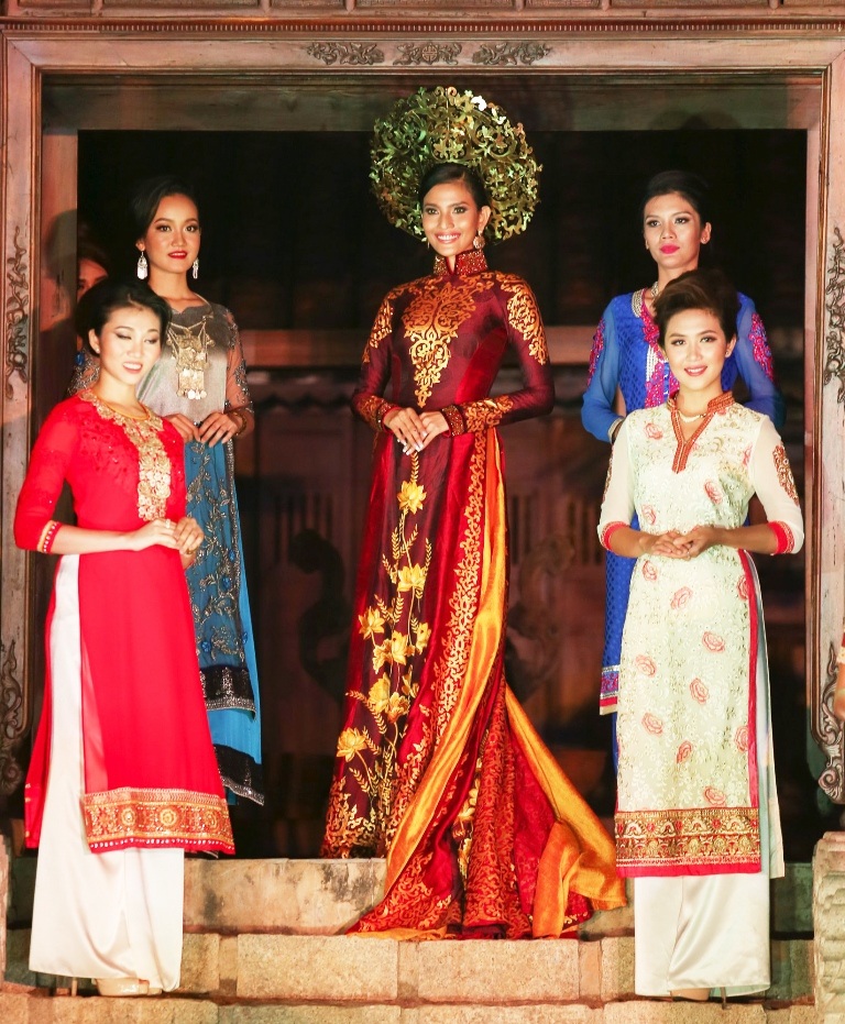 Trong chương trình giao lưu văn hóa Việt -Ấn, á hậu Trương Thị May là Đại sứ chính thức của chương trình. Bản thân Trương Thị May rất tự hào vì cô rất yêu văn hóa Ấn Độ và từng đến quốc gia này nhiều lần. Trước đó, Trương Thị May còn chụp ảnh thời trang trong bộ trang phục truyền thống của Ấn Độ là Saree.