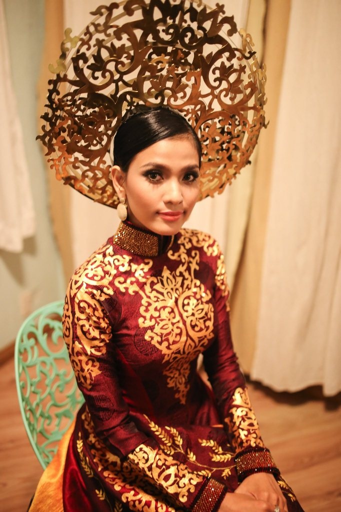 Trong bộ áo dài từng dự thi Hoa hậu Hoàn vũ 2013 tại Nga, á hậu Trương Thị May cho biết: “Tôi rất vui khi trở thành đại sứ của chương trình, đồng thời diện lại bộ Quốc phục từng dự thi Miss Universe 2013, cảm xúc tự hào dân tộc, niềm kiêu hãnh về chiếc áo dài Việt lại một lần nữa nhen nhóm trong tôi. Tôi rất phấn khởi khi tham gia chương trình giao lưu văn hóa ý nghĩa này….”