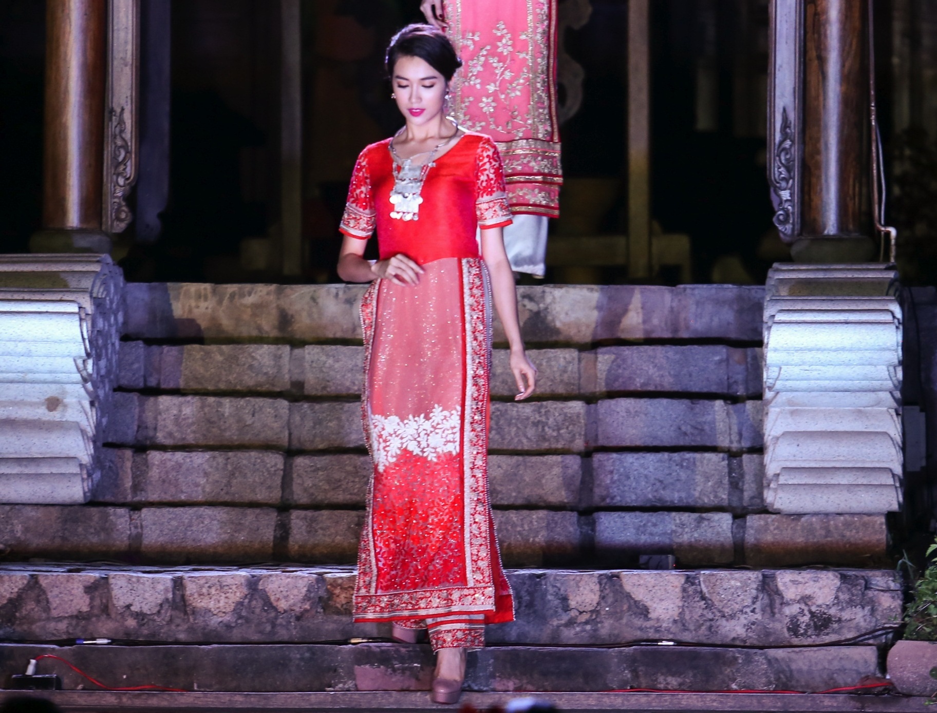 Á hậu Lệ Hằng bị ngã trật chân khi trình diễn - 1 Người đẹp vừa bước chân xuống bậc thang, còn 1 bậc cuối cùng để xuống sàn diễn phía dưới
