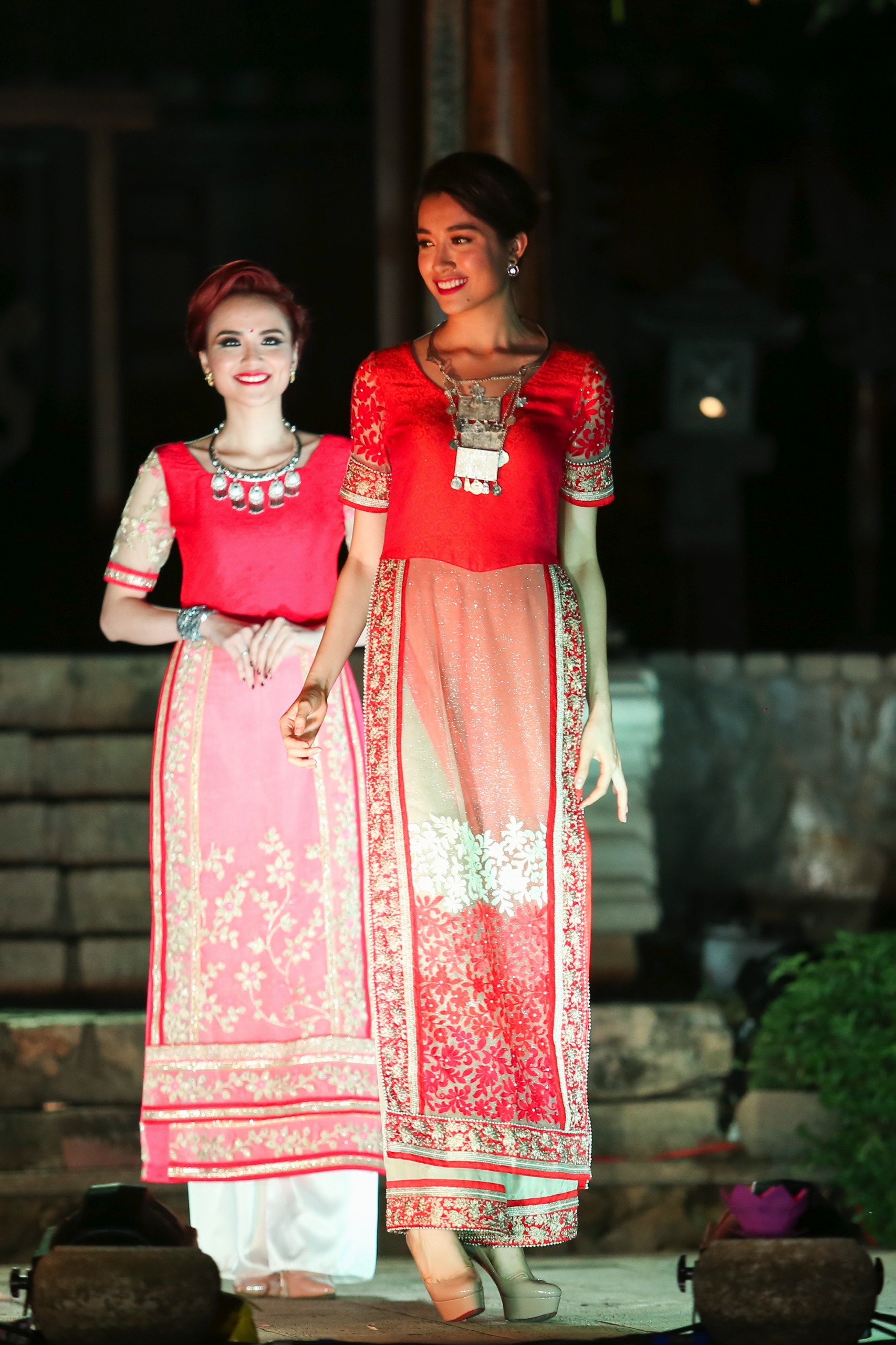 Á hậu Lệ Hằng bị ngã trật chân khi trình diễn - 5 Cả hai cùng trình hoàn thành phần trình diễn của mình và được khán giả cổ vũ nhiệt tình.