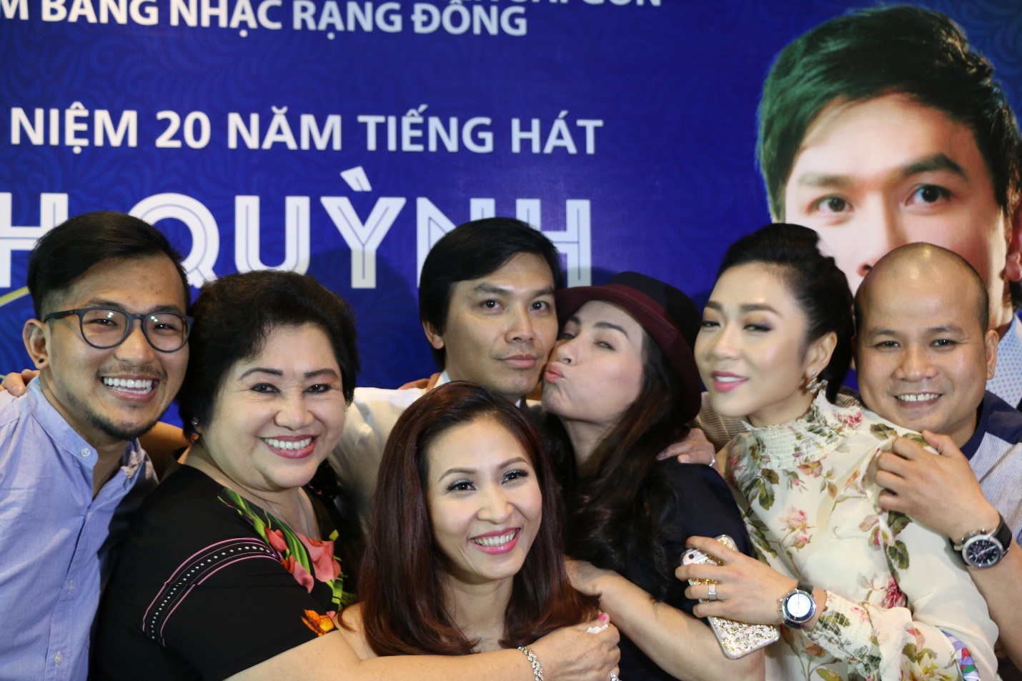 Mạnh Quỳnh hẹn yêu Phi Nhưng ở kiếp sau - 8 Trong buổi gặp gỡ và giới thiệu, các nghệ sĩ thân thiết với nhau như người nhà