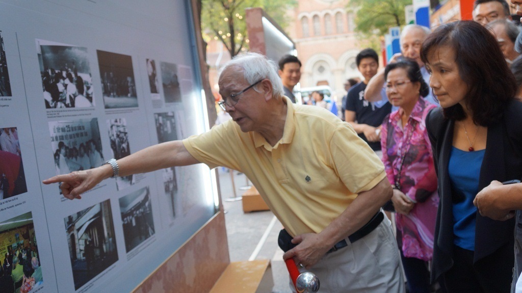 Tác giả Lê Tấn Xuân trong buổi triển lãm