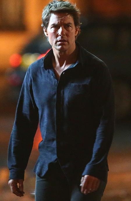 Tom Cruise “xanh mặt” vì gặp phải “xác ướp” - 1 Tom Cruise như người mất hồn trong một cảnh quay phim “The Mummy”