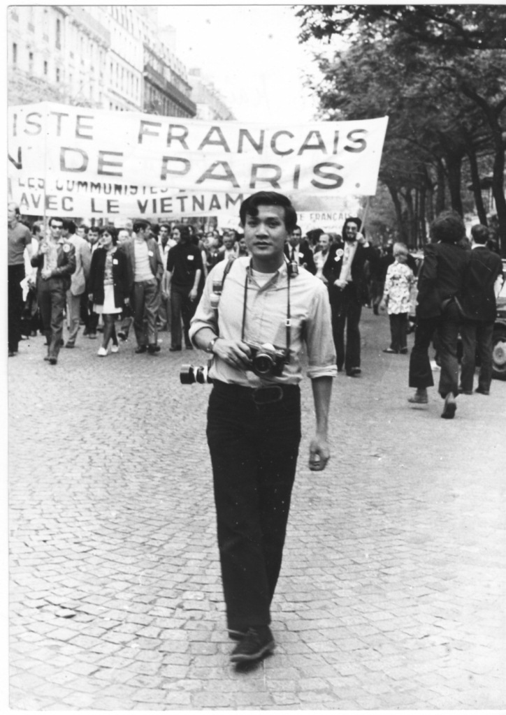 Tư liệu quý về Bác trong triển lãm “Người Việt Nam ở Pháp – Một góc nhìn” - 2 Năm 1971, tác giả Lê Tấn Xuân tham gia tác nghiệp tại một cuộc biểu tình cho Việt Nam