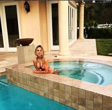 Người đẹp 9x gây “bão” với loạt ảnh bikini nóng bỏng - 2 Ngôi sao 9x tự tin khoe dáng dưới hồ bơi