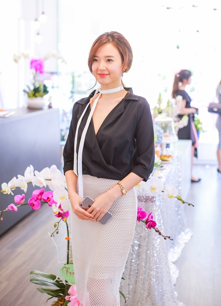 Midu diện trang phục của thương hiệu thời trang do chính cô thiết kế. Chiếc áo giả vest cá tính nhưng kiểu dáng cổ rộng quyến rũ tạo sự mềm mại kết hợp cùng chiếc váy lưới đơn giản phù hợp. Người đẹp chọn tông trang điểm đơn giản cùng kiểu tóc cột tạo sự trẻ trung và trang nhã.