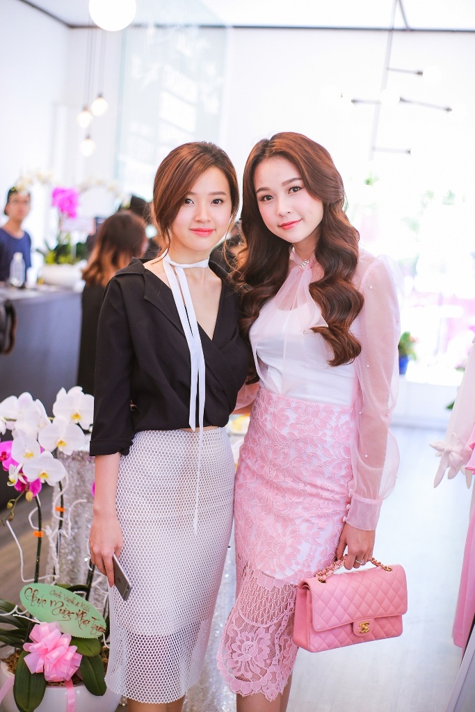 Hotgirl Sam cũng là một trong những hotgirl đời đầu, cùng thời với Midu. Cô diện trang phục nữ tính với tông hồng dịu dàng.