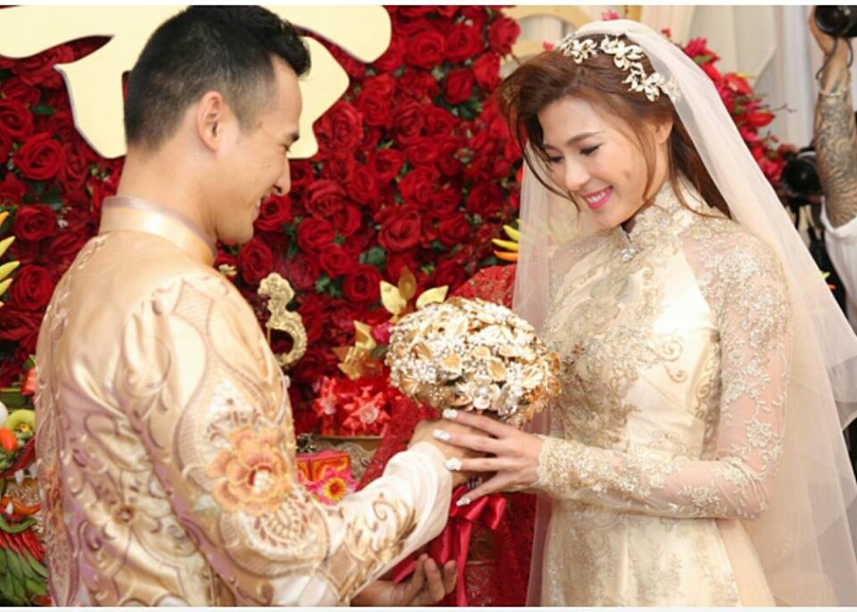 Lương Thế Thành hạnh phúc rước cô dâu Thúy Diễm về quê - 5 Chú rể Lương Thế Thành hạnh phúc trao hoa cưới cho cô dâu Thúy Diễm